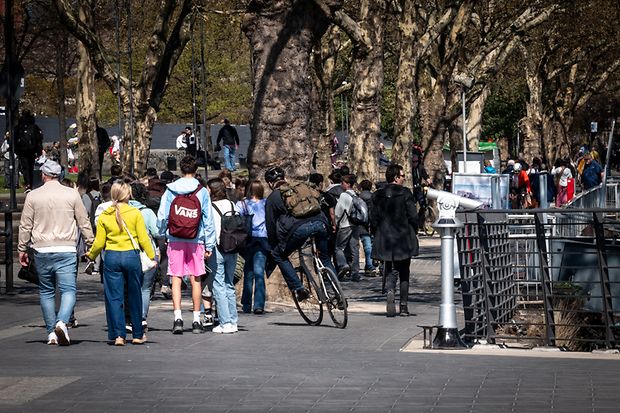 Fu&szlig;g&auml;nger und Radfahrer auf der K&ouml;lner Rheinuferpromenade