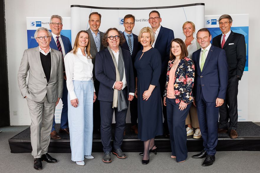 Gruppenfoto mit IHK-Pr&auml;sidium und Hauptgesch&auml;ftsf&uuml;hrer Dr. Jaeckel