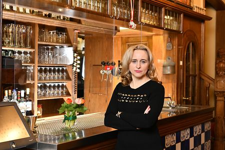 Sylvia Fehn-Madaus steht an der Theke in ihrem Restaurant.