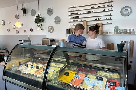 Nina Bruns (und Marieke von der L&uuml;the hinter der Theke des &bdquo;Eisfeld&ldquo; in Ehrenfeld.