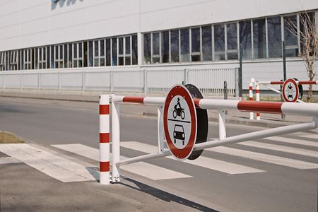 Schranke vor dem Sch&uuml;tte-Werk in K&ouml;ln-Poll