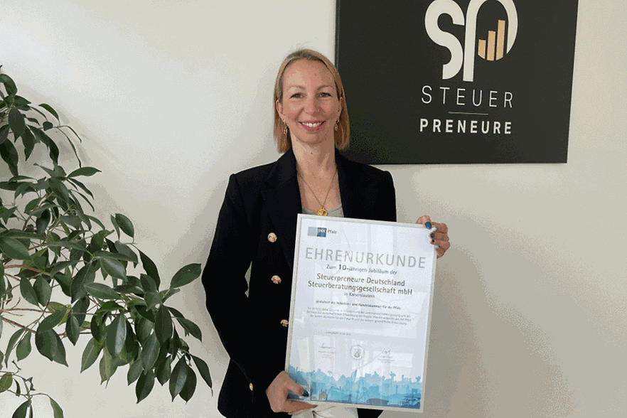 Urkunden&uuml;bergabe bei Miriam Hoch von den Steuerpreneuren Deutschland Steuerberatungsgesellschaft mbH