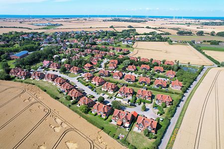 Luftaufnahme des Westtherapeutikums Fehmarn mit umliegender Natur