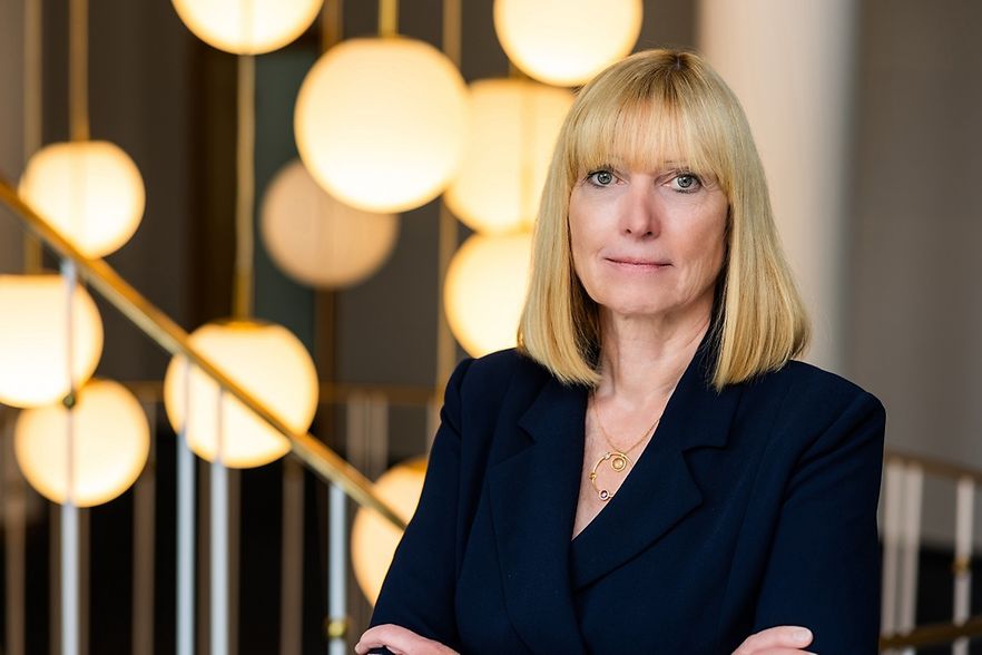 IHK-Pr&auml;sidentin Susanne Szczesny-O&szlig;ing vor Lampen