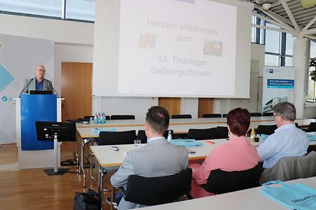 IHK-Hauptgesch&auml;ftsf&uuml;hrer Peter H&ouml;hne er&ouml;ffnet das 15. Th&uuml;ringer Gefahrgutforum