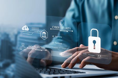 Mann am Laptop mit einer digitalen Einblendung der Worte CYBER SECURITY