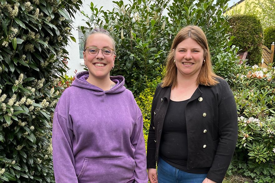 Das Bild zeigt Rikarda Thelen (li.) und Christina Fl&ouml;ter, Moderatorin des Gr&uuml;ndungsforums (re.).