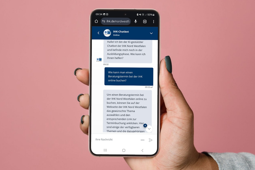 Eine Frau h&auml;lt ein Smartphone hoch, auf dem der Chatbot zu sehen ist.