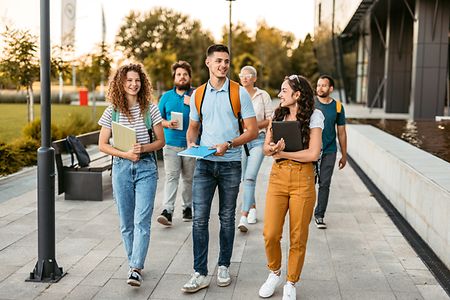 Sch&uuml;ler/Jugendliche laufen auf dem Campus