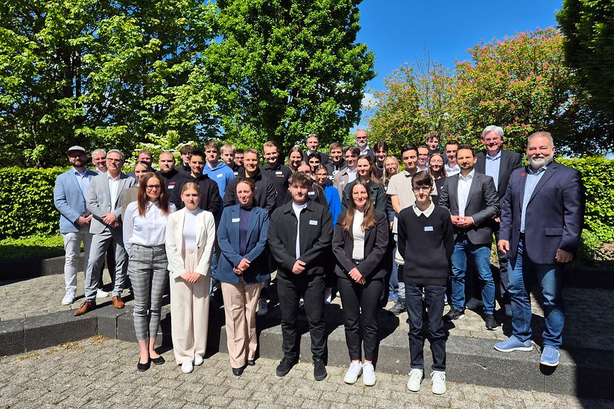 Das Foto zeigt eine Gruppe von Menschen, die am IHK-Wettbewerb der Digit-Teams 2025 teilgenommen haben.