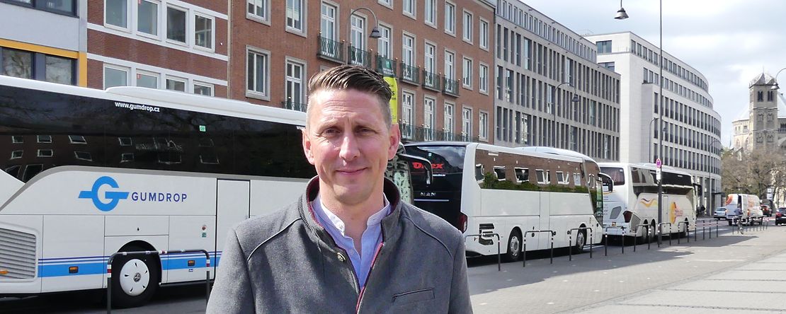 Markus Klein steht vor Reisebussen an der Gereonstra&szlig;e in K&ouml;ln.