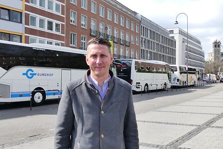 Markus Klein steht vor Reisebussen an der Gereonstra&szlig;e in K&ouml;ln.