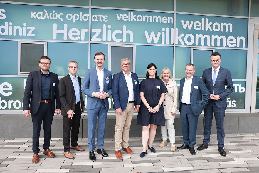 Teilnehmer der Sitzung stehen vor dem Kassel Airport