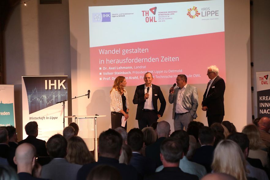 Das Foto zeigt Personen bei der Podiumsdiskussion der Museumsrunde 2025.