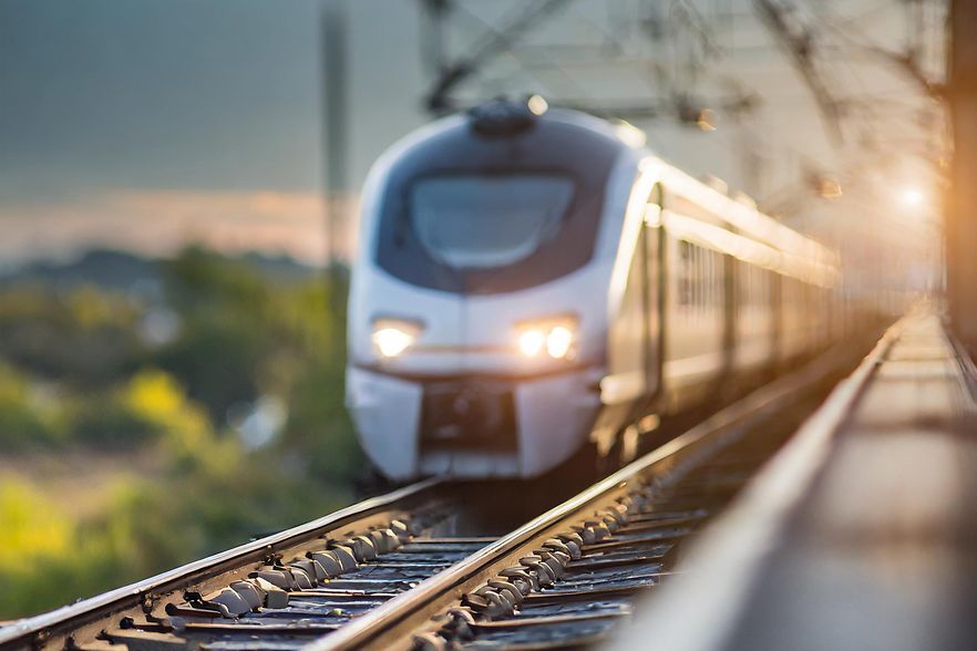 Heranfahrender Zug auf Schienen 