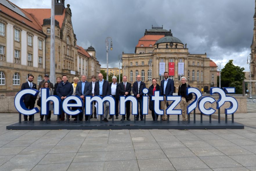 Gruppe von Personen vor dem Schriftzug Chemnitz 2025