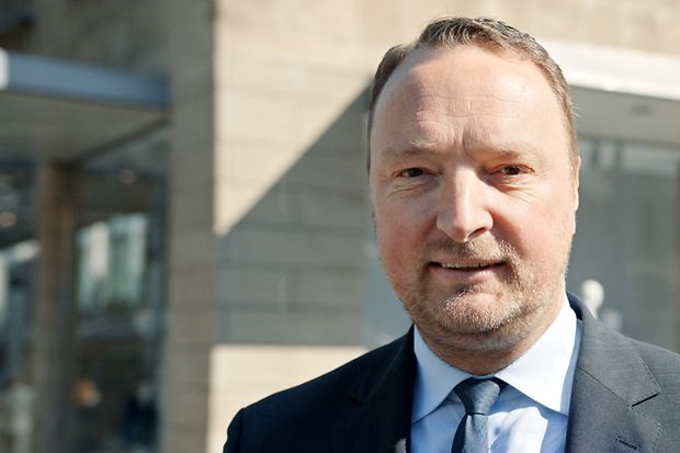 Daniel Schild vor der AppelrathC&uuml;pper-Filiale in K&ouml;ln. 