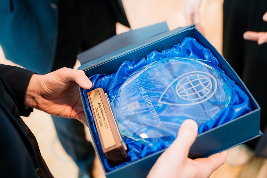 Der Pokal f&uuml;r den IHK-Exportpreis
