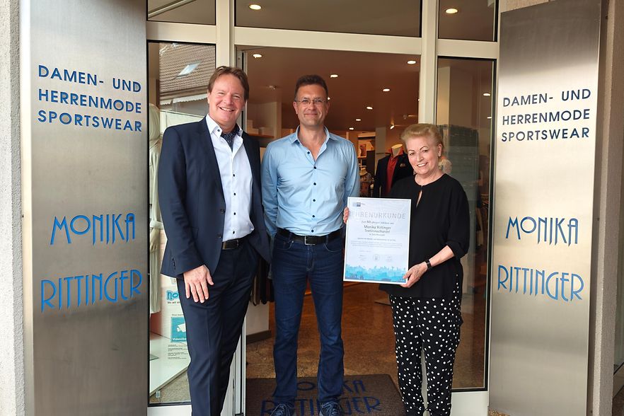 Tom Ankirchner mit Max Rittinger und Monika Rittinger bei der Urkunden&uuml;bergabe.
