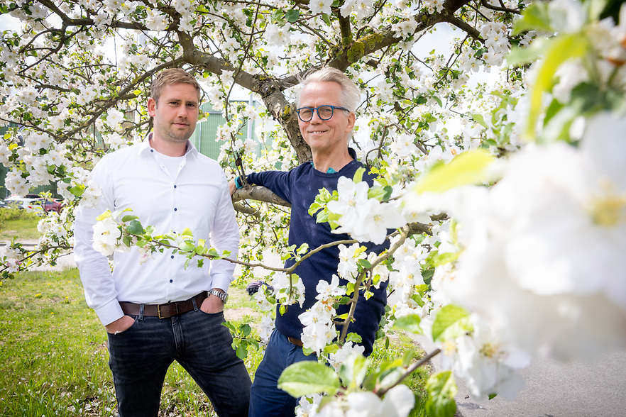 Jacob und Stefan Voelkel stehen auf einer 