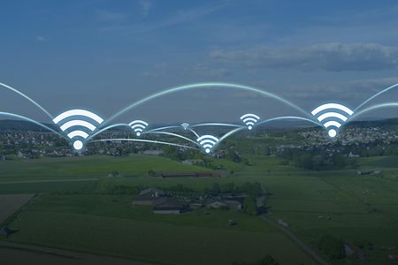 Mobilfunksymbole &uuml;ber einer Kleinstadt