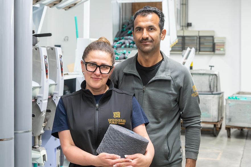 Ahmad Icndiher und Viktoriia Yesiqenko arbeiten in der Spinnerei Forst
