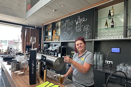 Servicekraft Bianka Kallage zapft an der Theke im Forum: terra nova ein Glas Bier. 
