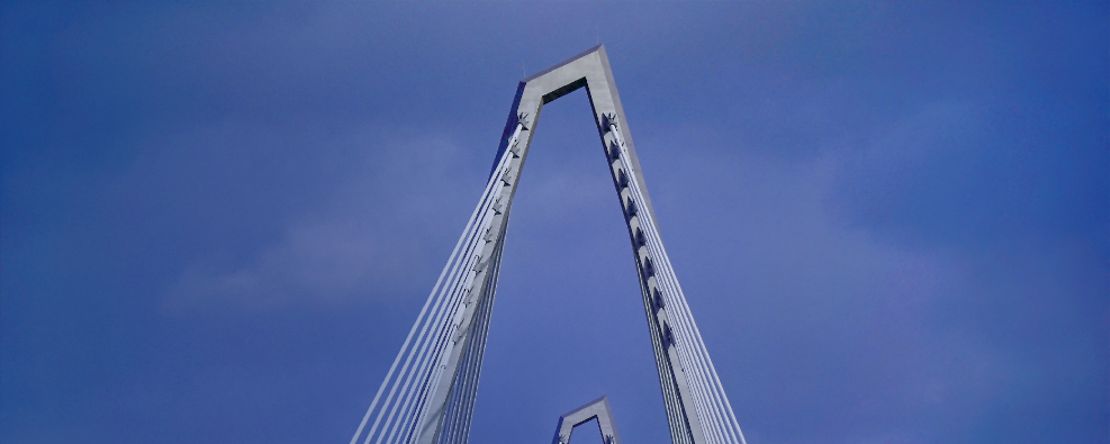 Br&uuml;ckenpfeiler der Leverkusener Autobahnbr&uuml;cke von unten