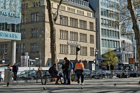 Der Neumarkt in K&ouml;ln: Ein paar Menschen unterhalten sich.