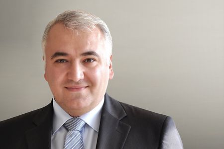 Portrait von Ilias Uyar in Anzug und Krawatte 