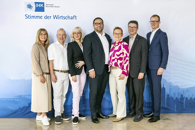 Gruppenbild des IHK-Präsidiums mit dem Hauptgeschäftsführer