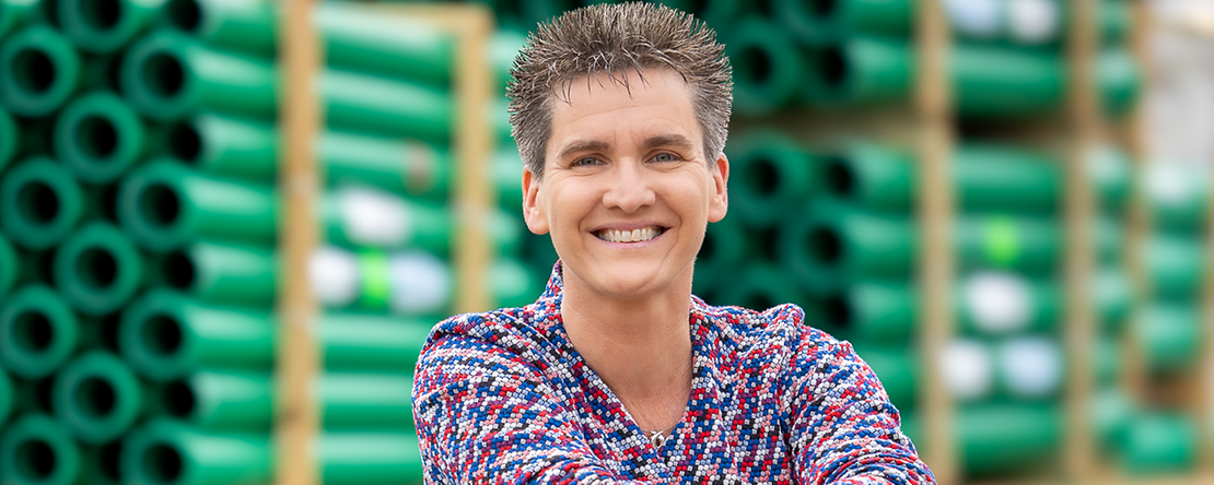 Portr&auml;t C&eacute;cile Meyer-Bartsch vor gr&uuml;nen Rohren unscharf im Hintergrund