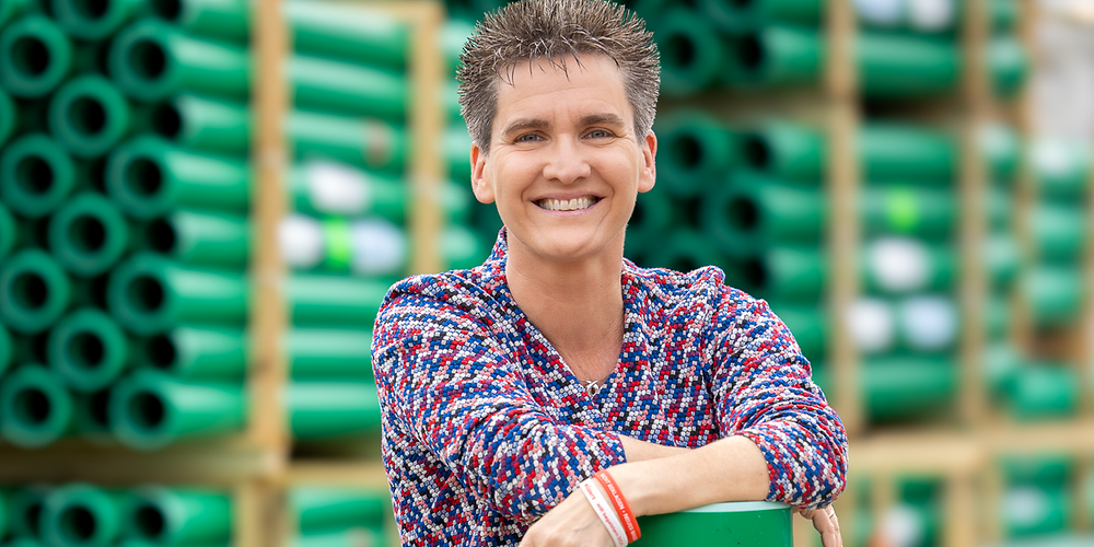 Portr&auml;t C&eacute;cile Meyer-Bartsch vor gr&uuml;nen Rohren unscharf im Hintergrund
