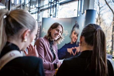 IHK-Ausbildungsscout Friederike Niemann im Gespr&auml;ch w&auml;hrend des Azubi Speed Datings