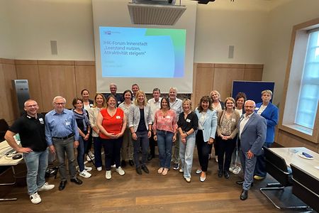 Die Teilnehmer des Forum Innenstadt stehen f&uuml;r ein Gruppenfoto zusammen.