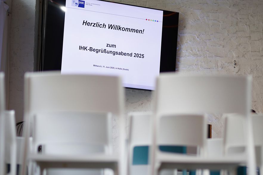Blick auf leere St&uuml;hle vor der Veranstaltung 