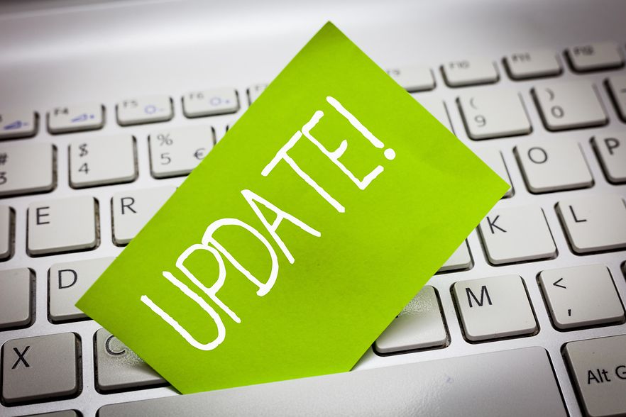 Tastatur mit einem gr&uuml;nen Schild, auf dem das Wort Update steht