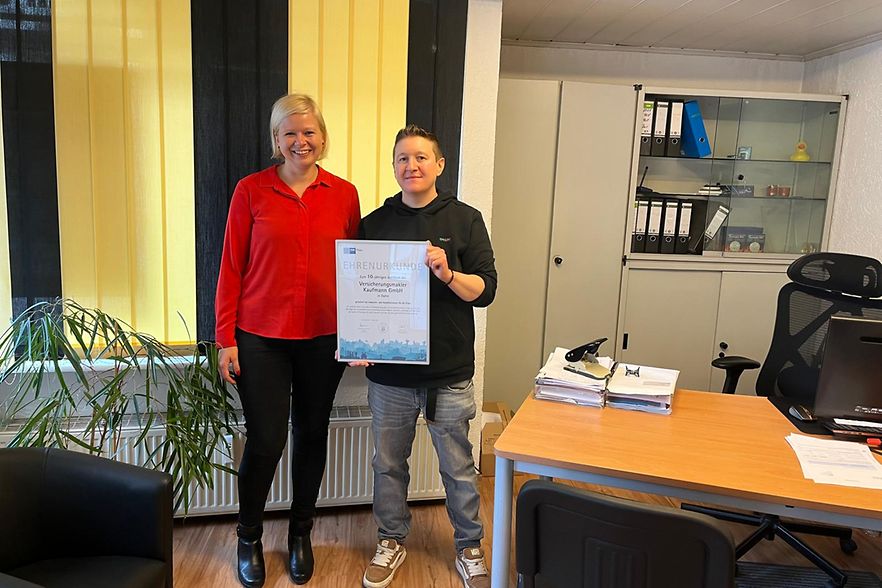 Die IHK Pfalz gratuliert der Versicherungsmakler Kaufmann GmbH zum 10-j&auml;hrigen Jubil&auml;um