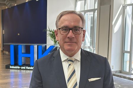 Klemens Fischer steht im Foyer der IHK K&ouml;ln