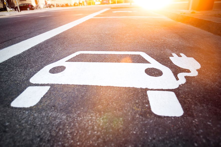 Symbol einer Elektrotankstelle f&uuml;r Elektroautos auf der Stra&szlig;e