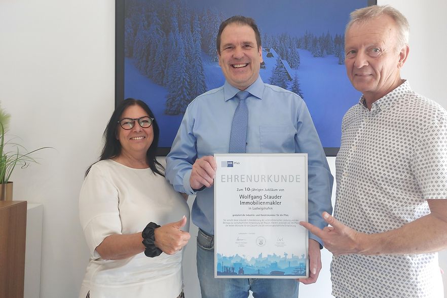 Ilona Nack, Wolfgang Stauder und J&uuml;rgen Biron von Blitz-Immobilien Rhein Neckar mit der Jubil&auml;umsurkunde.