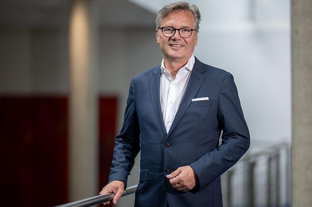 IHK-Präsident Jörn Wahl-Schwentker im blauen Anzug stehend