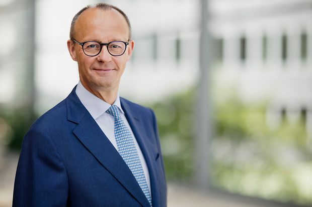 Portr&auml;t von Friedrich Merz, aufgenommen vor einem hellen, unscharfen Hintergrund.