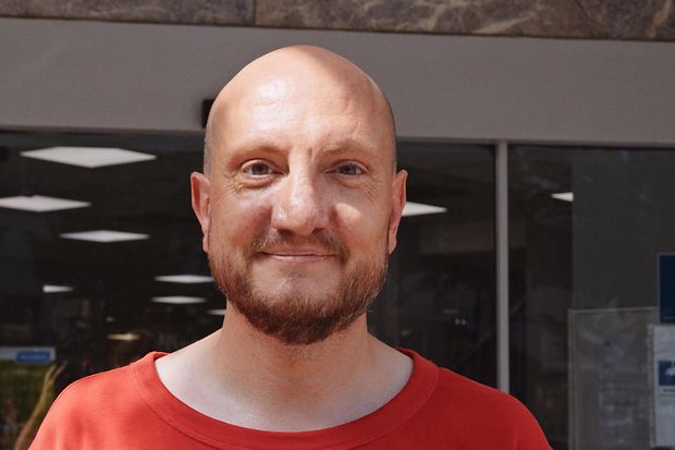 Gesch&auml;ftsf&uuml;hrer Daniel Niklas steht vor der T&uuml;r des Sanit&auml;tshauses Stortz. 