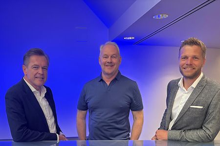 Uwe Vetterlein, Frank Oehlschl&auml;ger und Konstantin Klostermann stehen im Foyer der IHK K&ouml;ln