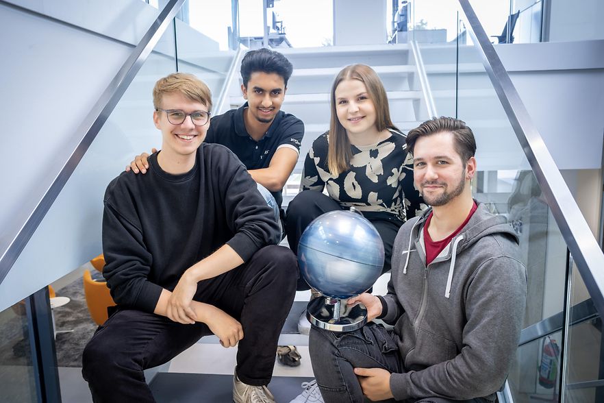 WE-EF-Leuchten-Azubis-mit-Globus