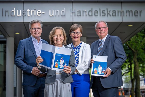 IHK-Vertreter:innen pr&auml;sentieren den Bildungsreport 2024 vor dem IHK-Geb&auml;ude.