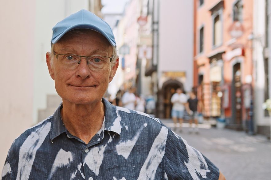 Der Stadtf&uuml;hrer Claas M&ouml;ller steht in einer Gasse in der K&ouml;lner Altstadt. 