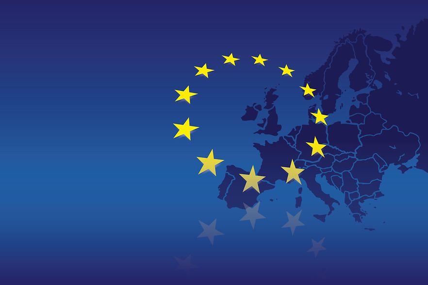12 goldene EU-Sterne vor blauer Europakarte.