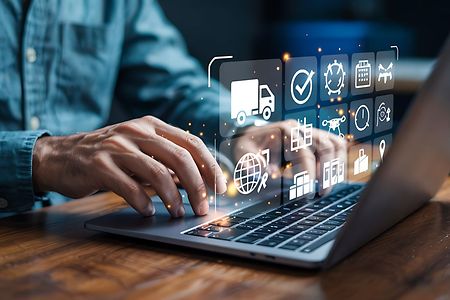 Gesch&auml;ftsmann verwendet Laptop mit Lieferkettentechnologie f&uuml;r das Logistikmanagement, organisiert und kontrolliert Ressourcen.